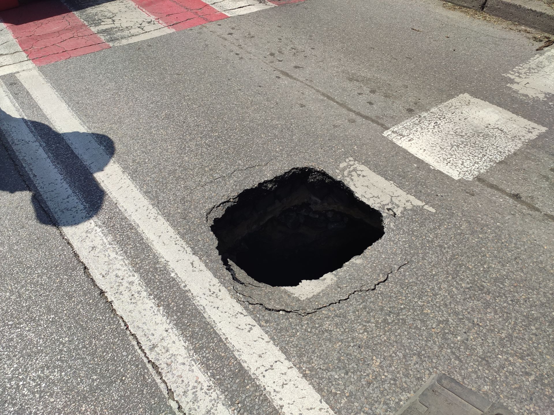 Głeboka dziura w jezdni. trwa ustalanie przyczyn